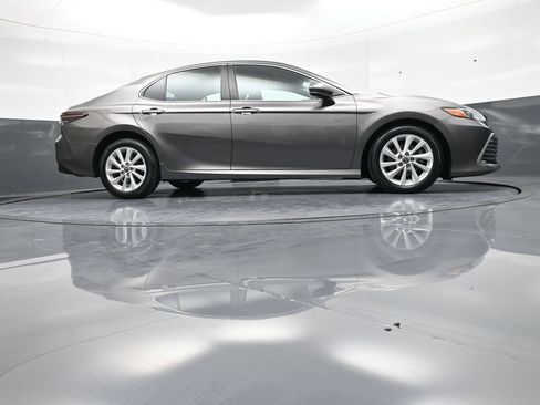Used 2021 Toyota Camry LE AWD/4WD image 27