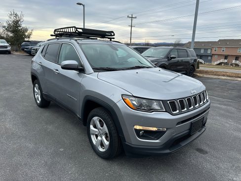 Used 2018 Jeep Compass Latitude w/ Cold Weather Group image 3