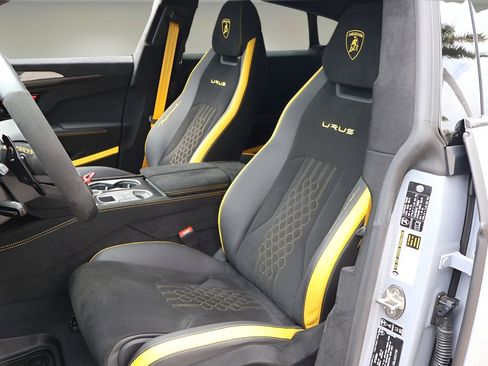 Used 2024 Lamborghini Urus Performante AWD/4WD image 12
