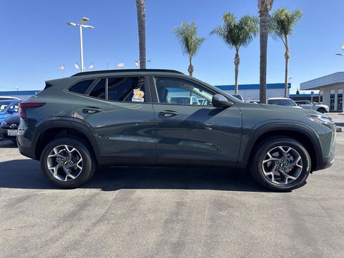 Used 2025 Chevrolet Trax LT FWD image 4