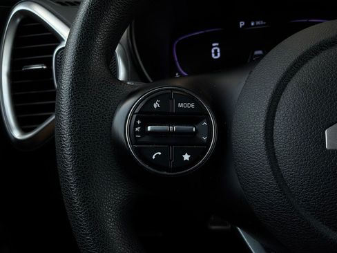 Used 2025 Kia Soul LX w/ LX Technology Package FWD image 31
