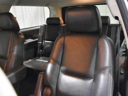 Used 2011 Cadillac Escalade ESV Premium image 34