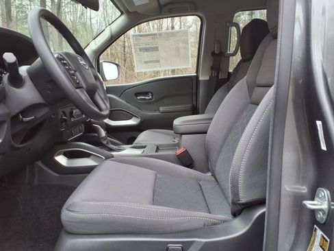 Used 2025 Nissan Frontier SV image 9