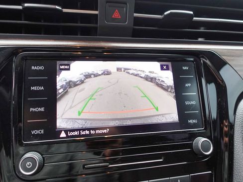 Used 2022 Volkswagen Passat 2.0T image 18