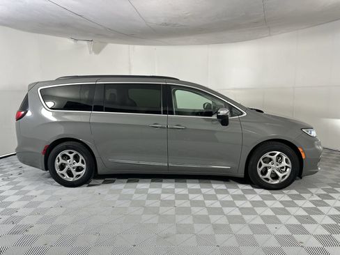Used 2023 Chrysler Pacifica Limited FWD image 9