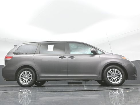 Used 2013 Toyota Sienna XLE image 20