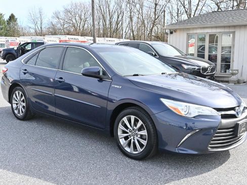 Used 2017 Toyota Camry XLE w/ Moonroof Package image 4