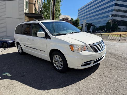 Used 2013 Chrysler Town & Country Touring FWD image 5