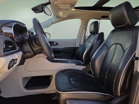 Used 2024 Chrysler Pacifica Limited image 15