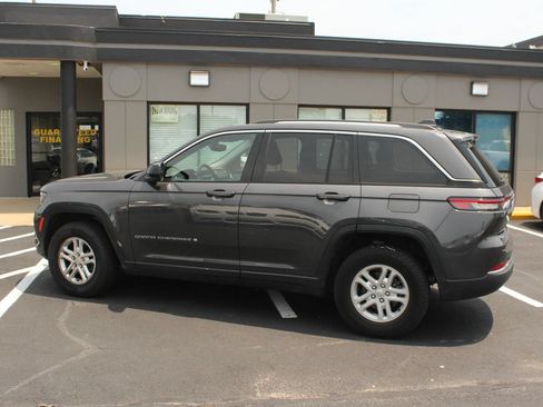 Used 2022 Jeep Grand Cherokee Laredo w/ Luxury Tech Group I AWD/4WD image 3