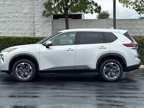 Used 2024 Nissan Rogue SV image 7