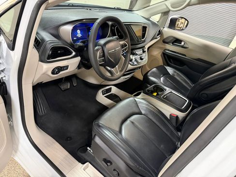 Used 2023 Chrysler Pacifica Touring-L FWD image 43