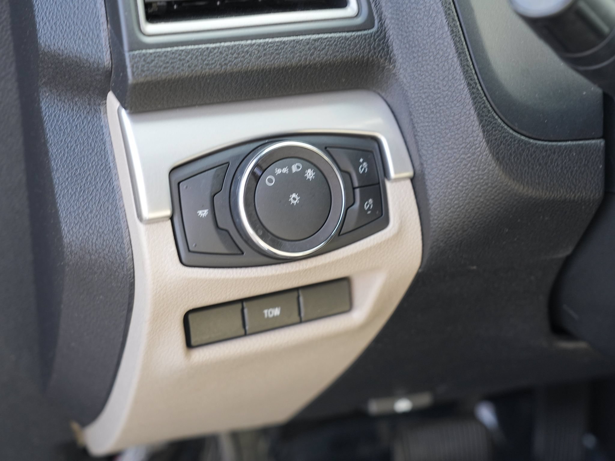 Used 2018 Ford Explorer 4WD w/ Class II Trailer Tow Package image 17