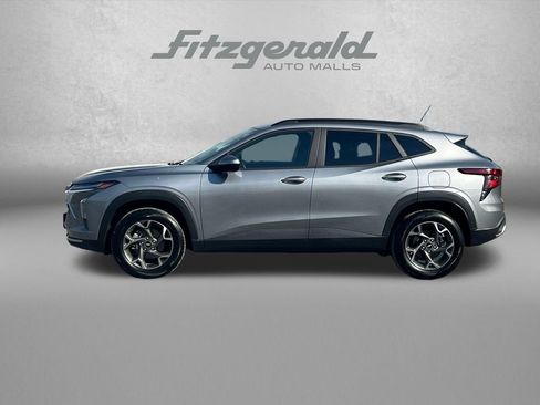 Used 2025 Chevrolet Trax LT w/ LT Convenience Package FWD image 4