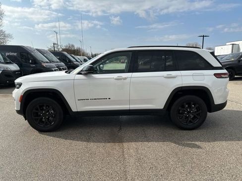 Used 2024 Jeep Grand Cherokee Altitude image 7