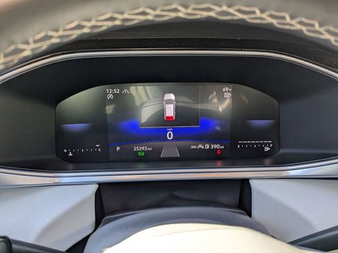 Used 2025 Volkswagen Taos SE image 15