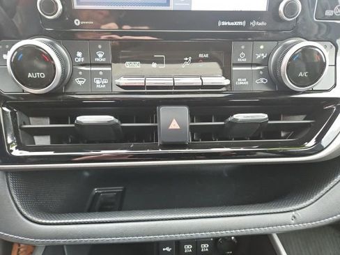 Used 2020 Toyota Highlander XLE image 19