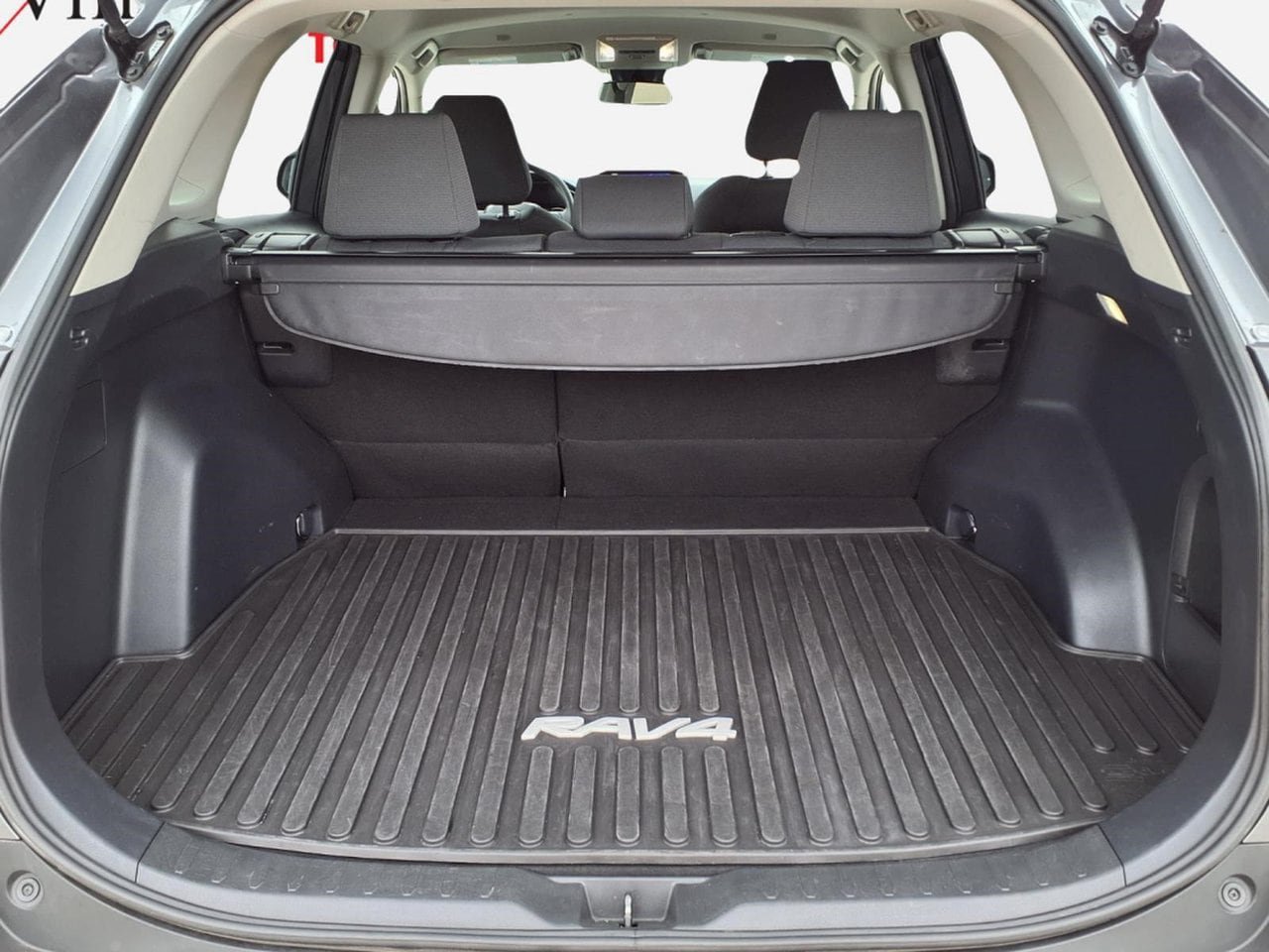 Used 2025 Toyota RAV4 XLE AWD/4WD image 5