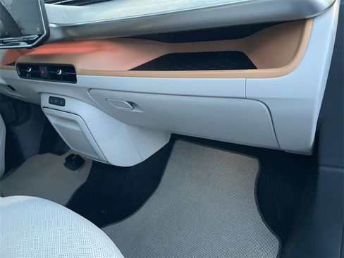 Used 2025 Volkswagen ID. Buzz 1st Edition image 33