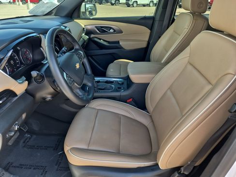 Used 2023 Chevrolet Traverse Premier FWD image 17