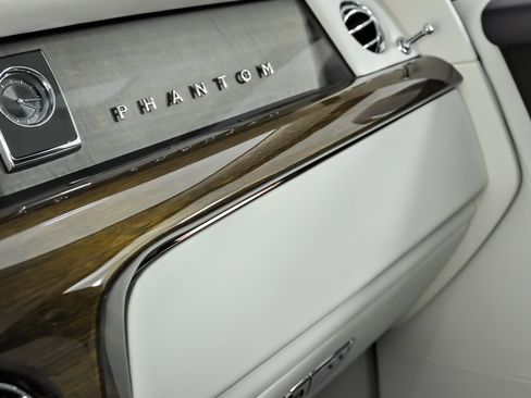 Used 2018 Rolls-Royce Phantom Sedan image 38