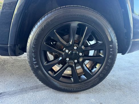 Used 2018 Jeep Grand Cherokee Altitude AWD/4WD image 12