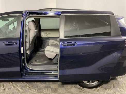 Used 2023 Toyota Sienna LE AWD/4WD image 28