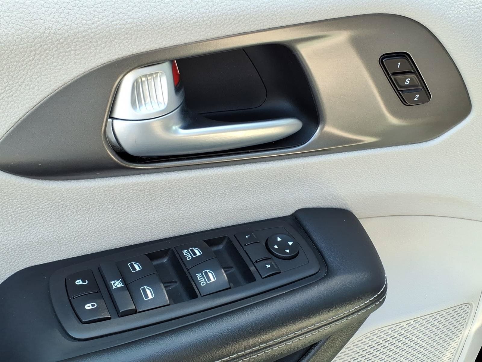 Used 2024 Chrysler Pacifica Limited FWD image 15