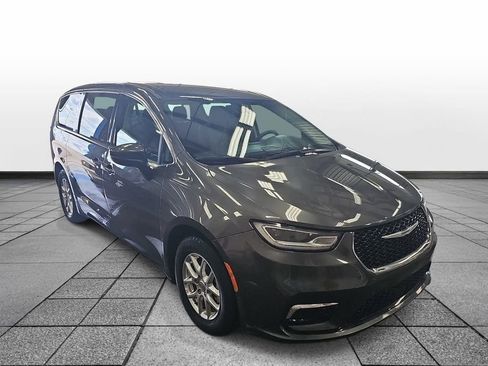 Used 2023 Chrysler Pacifica Touring-L FWD image 3