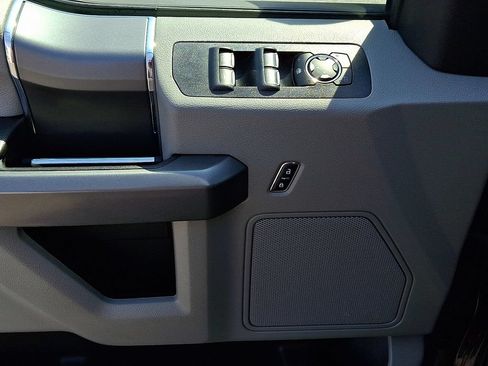 Used 2018 Ford F150 XLT w/ Equipment Group 302A Luxury AWD/4WD image 13