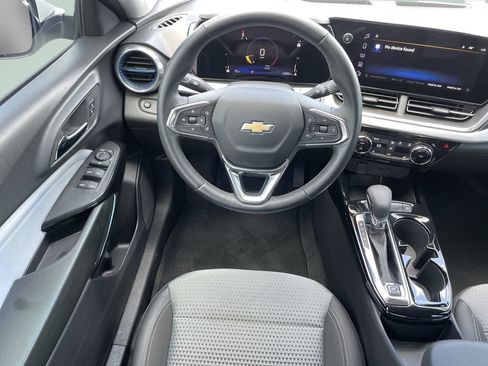 Used 2025 Chevrolet Trax LT w/ Driver Confidence Package FWD image 16
