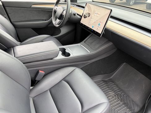 Used 2022 Tesla Model Y Long Range AWD/4WD image 13
