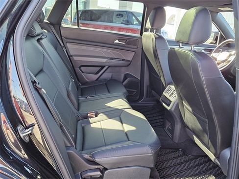Used 2023 Volkswagen Atlas Cross Sport SE w/ Panoramic Sunroof Package image 17