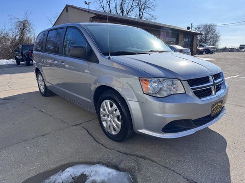Used 2018 Dodge Grand Caravan SE image 3
