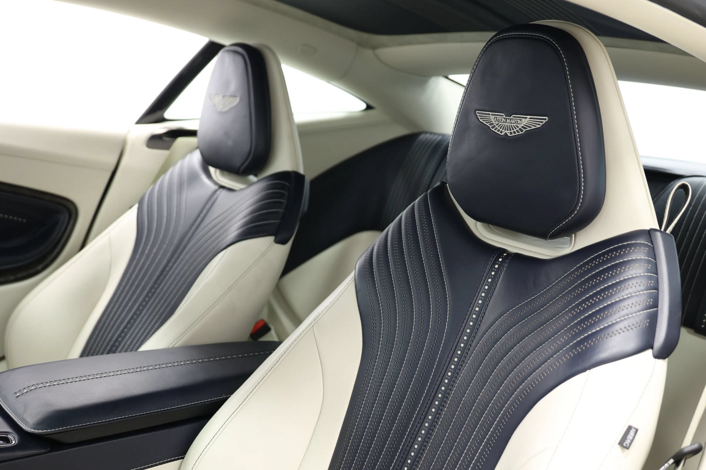 Used 2019 Aston Martin DB11 Coupe RWD image 19