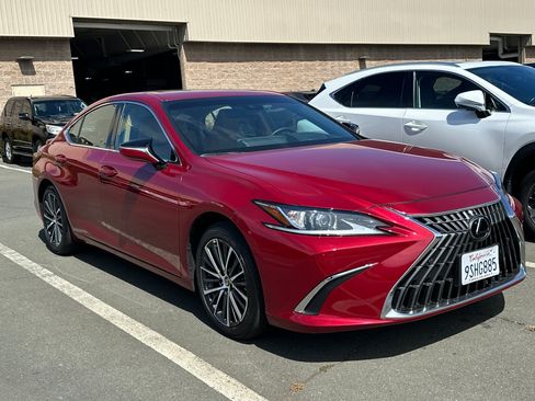 Used 2025 Lexus ES 300h w/ Premium Package FWD image 2