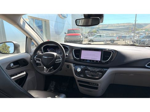 Used 2023 Chrysler Pacifica Touring-L FWD image 14