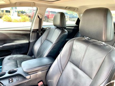 Used 2013 Toyota Avalon Limited w/ Technology Pkg FWD image 12