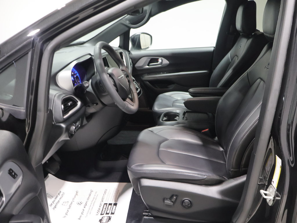 Used 2023 Chrysler Pacifica Touring-L w/ Uconnect Theater Family Group FWD image 12