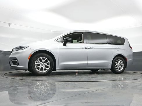 Used 2024 Chrysler Pacifica Touring-L FWD image 45