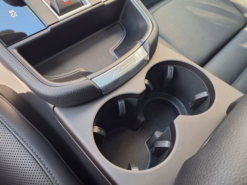 Certified 2025 Porsche Macan image 11