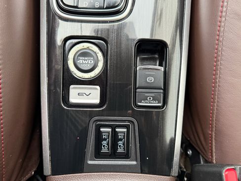 Used 2018 Mitsubishi Outlander SEL image 25