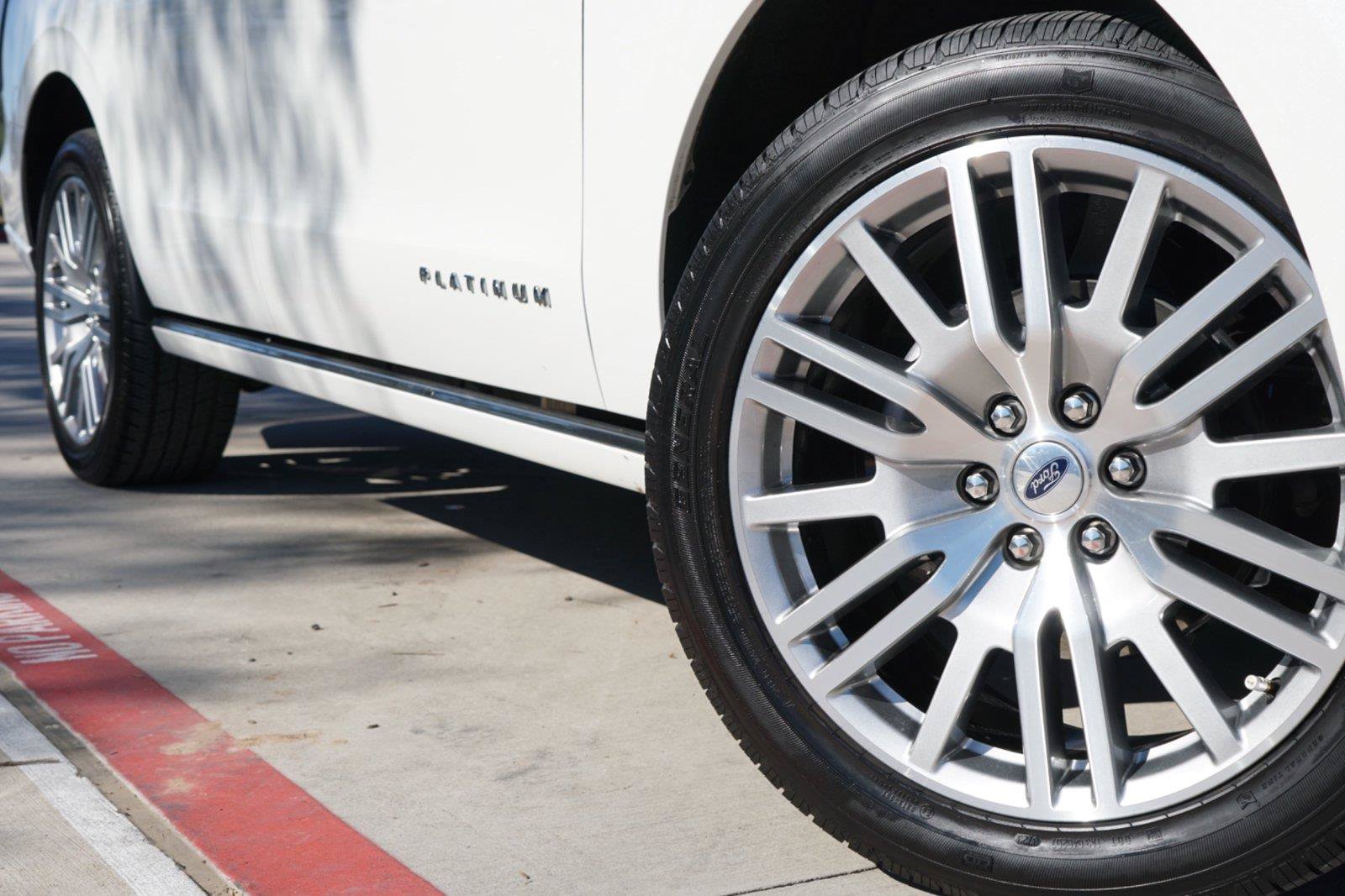Used 2024 Ford Expedition Platinum RWD image 2