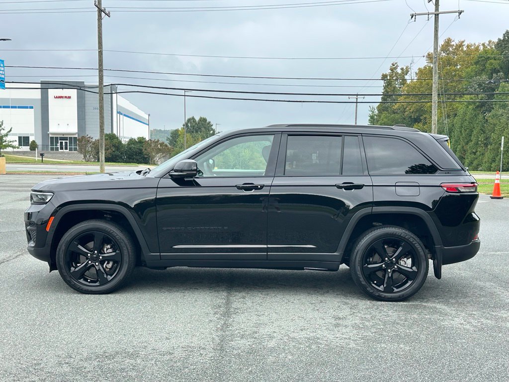 Used 2023 Jeep Grand Cherokee Altitude AWD/4WD image 3