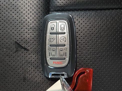 Certified 2025 Chrysler Pacifica Limited FWD image 37