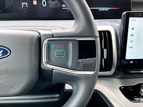 Used 2025 Ford Expedition Active image 29