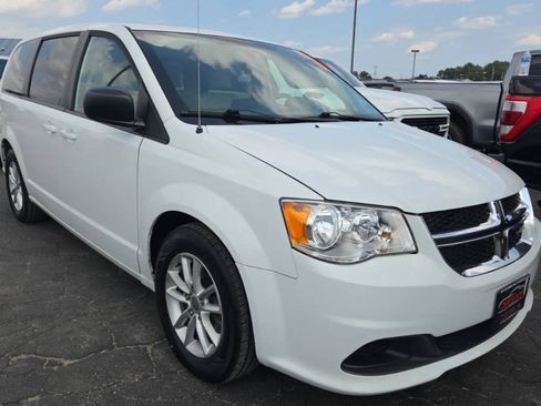 Used 2018 Dodge Grand Caravan SE FWD image 3