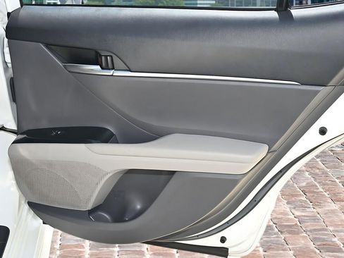 Used 2019 Toyota Camry SE FWD image 16