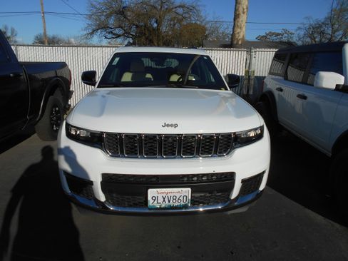 Used 2024 Jeep Grand Cherokee L Limited w/ Luxury Tech Group II image 2