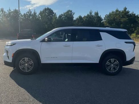 Used 2025 Chevrolet Traverse LT image 5